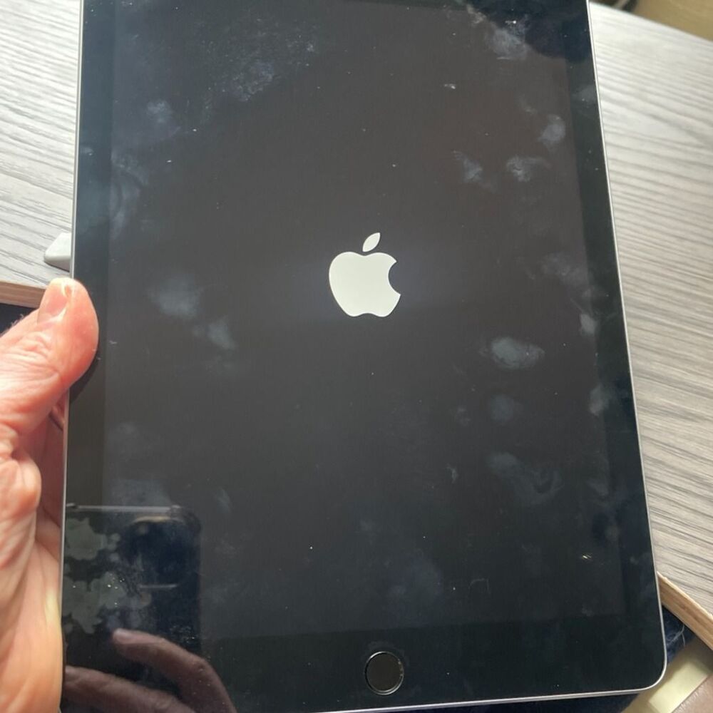 Apple iPad 6th Gen. 9.7 in Tablet